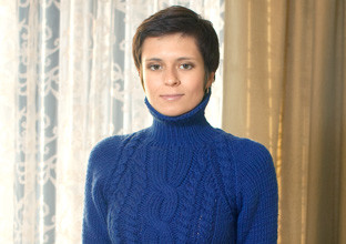 Синее платье с косой и жгутами