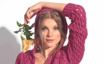 Розовый пуловер спицами с капюшоном Розовый пуловер спицами с капюшоном