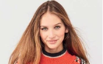 Красный пуловер спицами с жаккардовыми погонами на плечах Красный пуловер спицами с жаккардовыми погонами на плечах схема вязания спицами с подробным описанием для женщин бесплатно